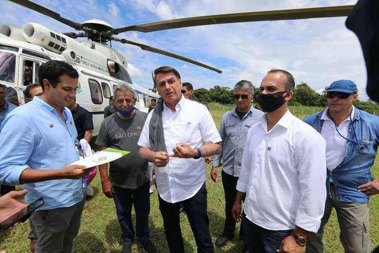 Presidente Jair Bolsonaro &eacute; recepcionado em sua chegada a S&atilde;o Francisco do Sul (SC).
