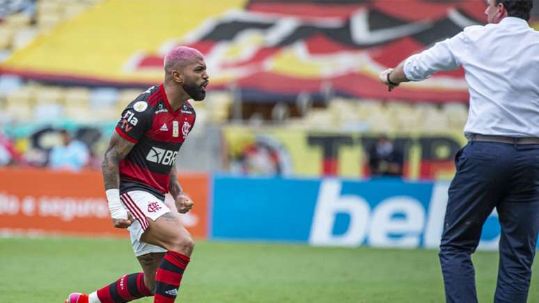 Gabigol marcou o gol da vitória e foi comemorar com Rogério Ceni (Foto: Alexandre Vidal / Flamengo)