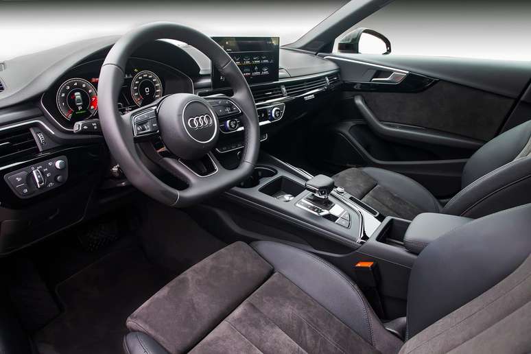 Interior do Audi A4 Sedan: melhorias na conectividade a bordo.