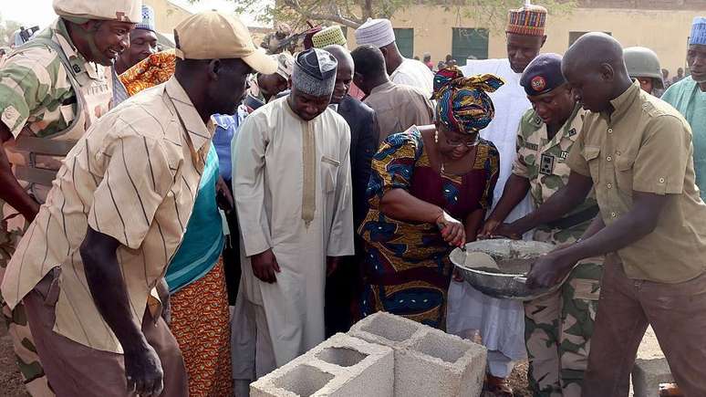 Okonjo-Iweala inaugurando salas de aula em escola em Chibok, incendiada por combatentes do Boko Haram em 2015