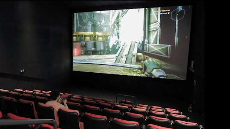 Jovem joga videogame na rede coreana de cinemas CGV; sala é alugada por US$ 90 (R$ 483) a cada duas horas