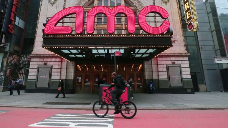 Cinema fechado da AMC em Nova York; maior rede de cinemas dos EUA precisou de injeção de capital para escapar do pedido de falência