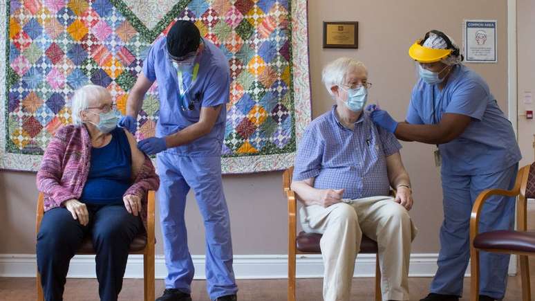 O Canadá priorizou a vacinação de idosos em lares de longa permanência