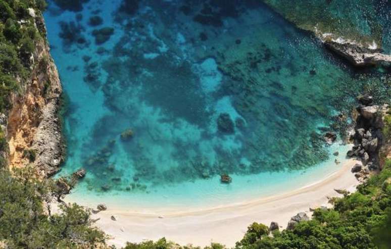 Vista aérea de praia paradisíaca na Sardenha, sul da Itália