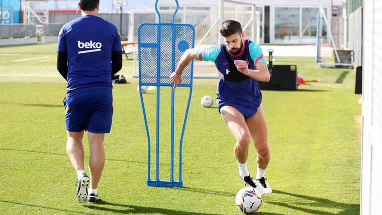 Piqué deve ficar no banco de reservas do Barcelona (Foto: Divulgação / Barcelona)
