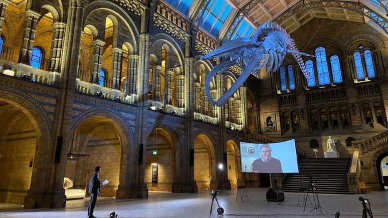 Justin Rowlatt fez entrevista virtual com Bill Gates, dentro do Museu de História Natural de Londres