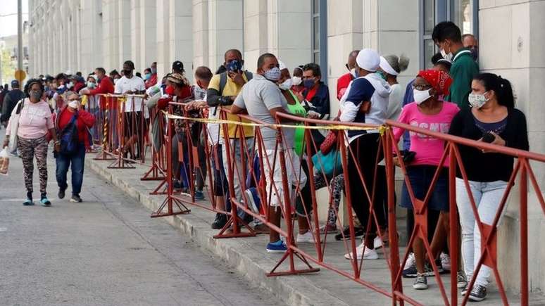 Os cubanos muitas vezes enfrentam longas filas para comprar comida