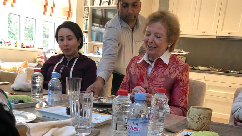 Princesa Latifa fotografada ao lado de Mary Robinson, que agora diz que foi "enganada"