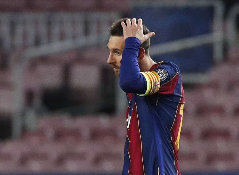 Messi abriu o placar, mas viu o Barcelona sofrer nova goleada em mata-matas de Champions