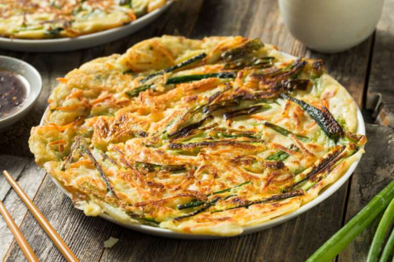 Guia da Cozinha - Pajeon: aprenda a fazer duas versões deliciosas da panqueca coreana