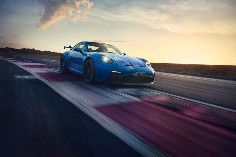 Por fora, o Porsche 911 GT3 abusa de componentes em fibra de carbono, como o novo capô que conta com duas saídas de ar. 