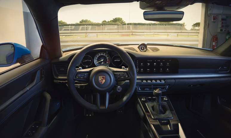 Por dentro, o console segue o mesmo das demais versões do 911. No entanto, a versão esportiva traz volante revestido em Alcantara. 