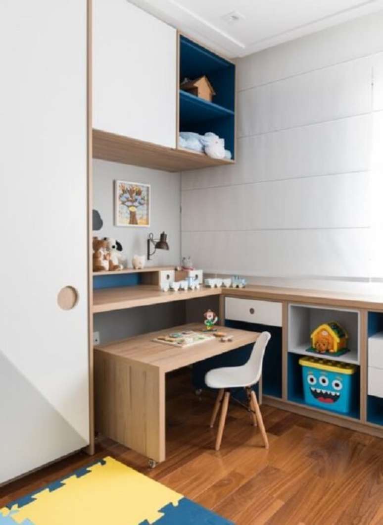 32. Escrivaninha de madeira móvel para quarto infantil. Fonte: Pinterest