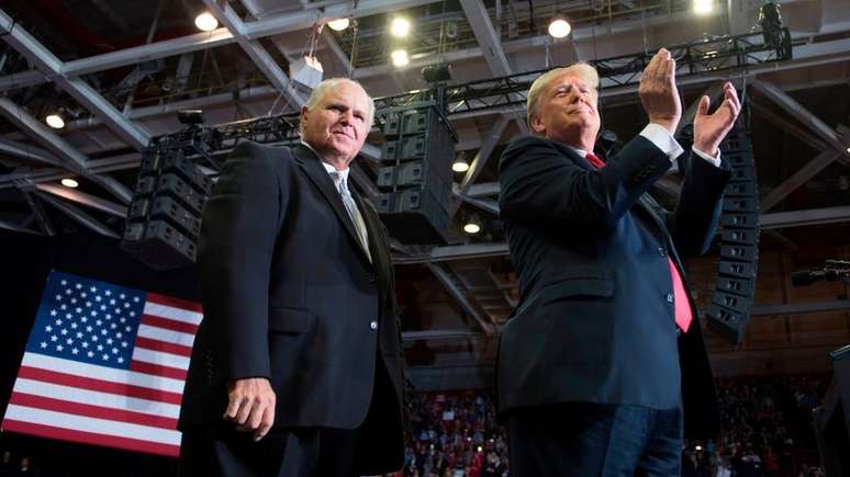 Rush Limbaugh em comício com Donald Trump em 2018; radialista era forte defensor do ex-presidente