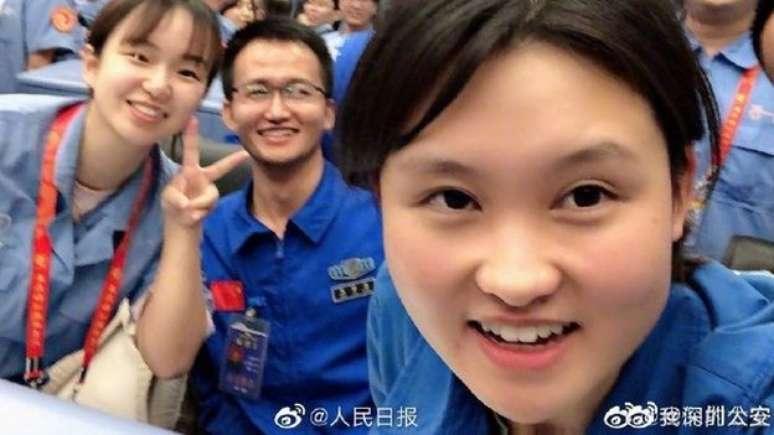 Zhou foi descrita na imprensa estatal como uma 'irmã mais velha' que os jovens chineses podem admirar