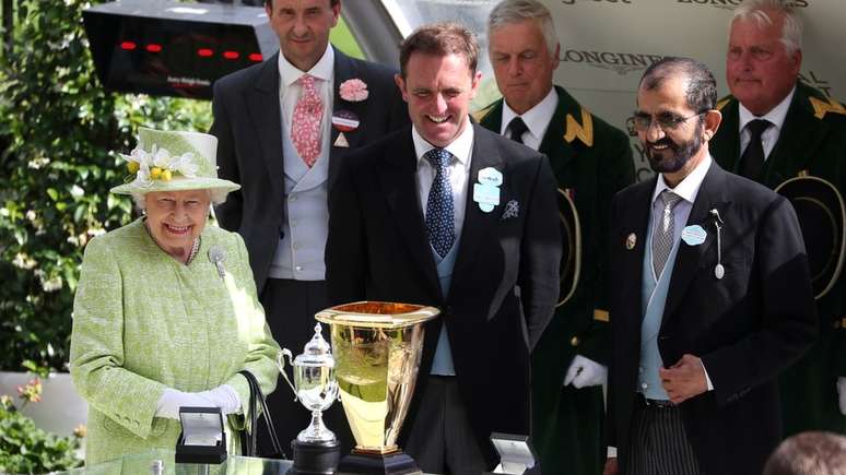 Xeque Mohammed participa de eventos de corrida de cavalo e já foi fotografado ao lado da rainha Elizabeth 2ª