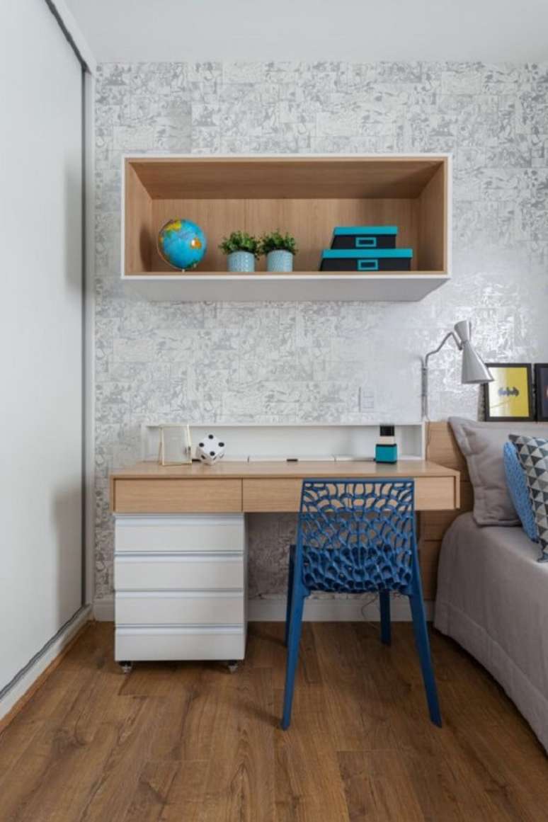 56. A escrivaninha de madeira para quarto com gaveteiro branco traz funcionalidade ao espaço. Fonte: Rúbia M. Vieira Interiores
