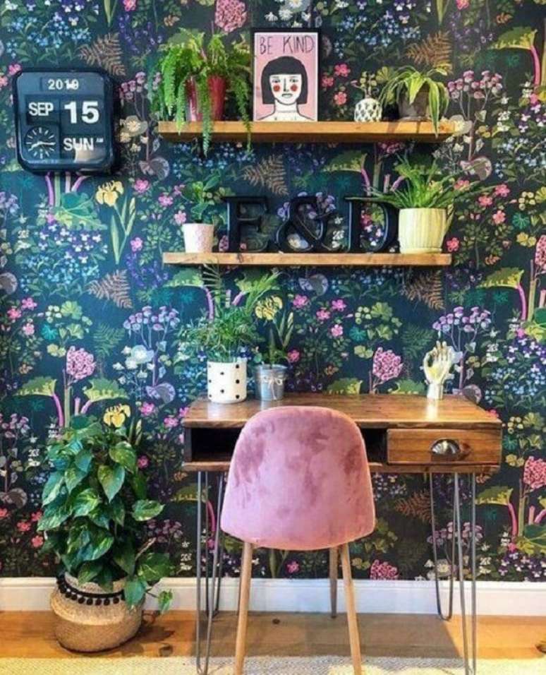 61. A escrivaninha antiga de madeira traz neutralidade para o ambiente com papel de parede floral. Fonte: Pinterest