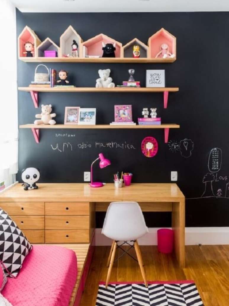 19. Modelo de escrivaninha de madeira para quarto com v&aacute;rios gaveteiros. Fonte: Pinterest