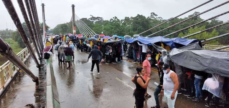 Drama vivido pelas famílias acampadas sobre a ponte é ainda pior que nos últimos meses, segundo relatos. 