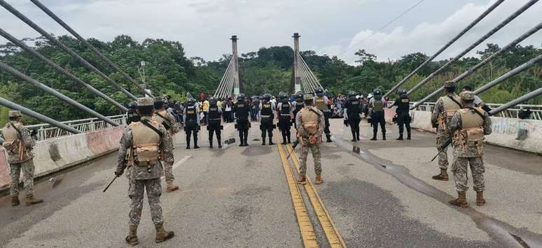 Com a fronteira fechada desde março de 2020 por causa da pandemia de coronavírus, o acesso de turistas pela ponte está proibido.