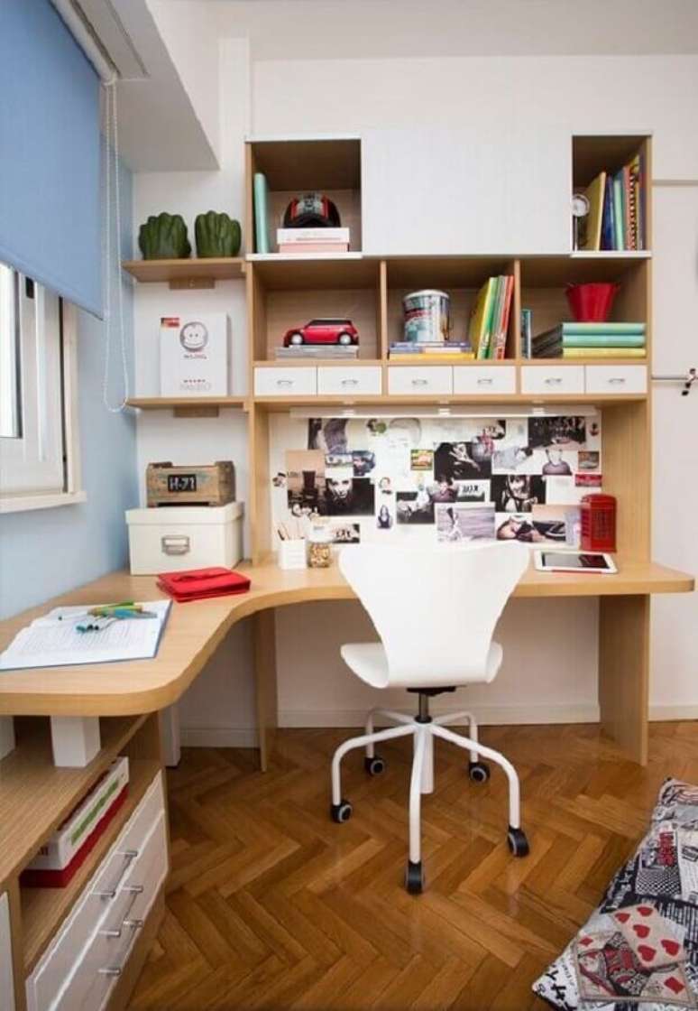 4. A escrivaninha de canto madeira &eacute; uma &oacute;tima solu&ccedil;&atilde;o para ambientes pequenos. Fonte: HGTV