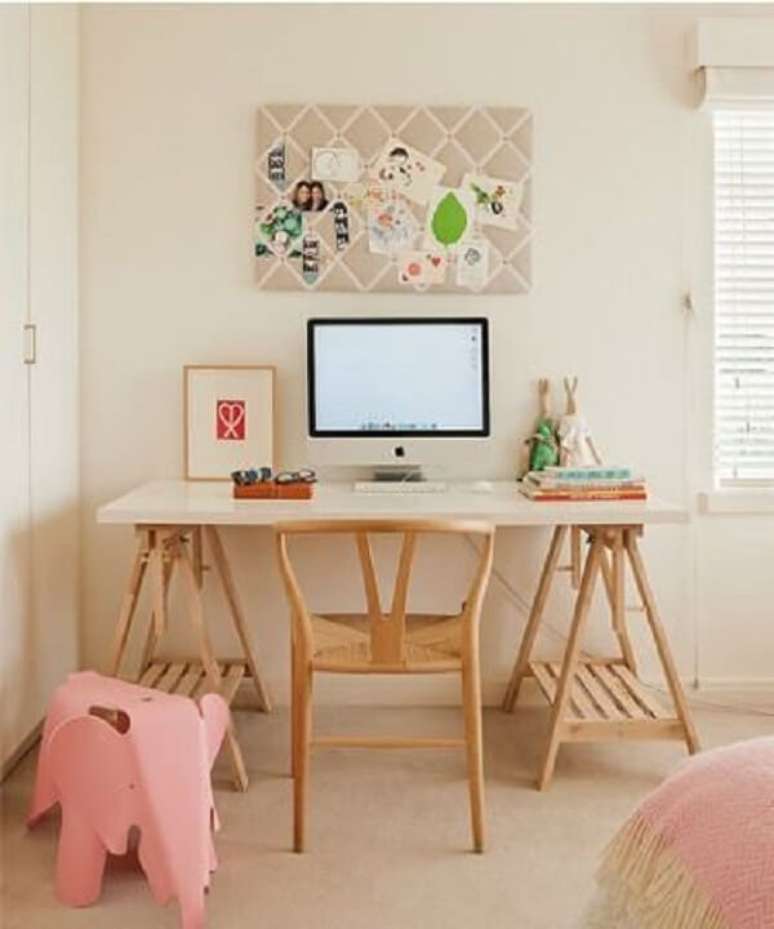 54. A escrivaninha de madeira r&uacute;stica estilo cavalete est&aacute; em alta. Fonte: Pinterest