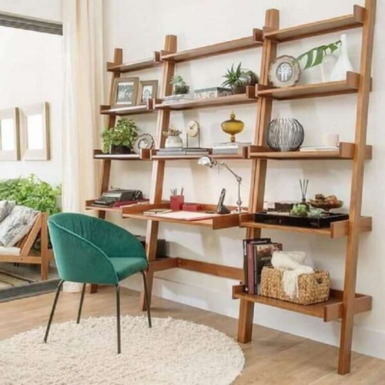 28. Escrivaninha de madeira r&uacute;stica com v&aacute;rias prateleiras. Fonte: Pinterest