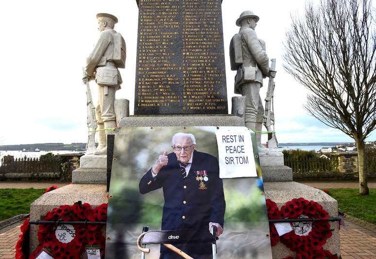 Foto do capit&atilde;o Tom Moore em memorial de guerra no Pa&iacute;s de Gales
09/02/2021
REUTERS/Rebecca Naden