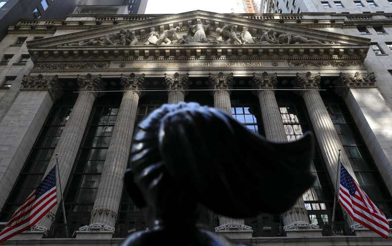 Parte de tr&aacute;s da est&aacute;tua "Fearless Girl" (Garota Destemida, em tradu&ccedil;&atilde;o livre) enquanto o sol da manh&atilde; incide sobre a fachada do pr&eacute;dio da Bolsa de Valores de Nova York (NYSE), 28 de janeiro de 2021. REUTERS/Mike Segar