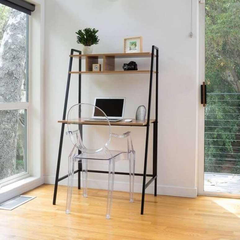 2. A cadeira de acrílico transparentes se conecta com a estrutura da escrivaninha de ferro e madeira. Fonte: Pinterest
