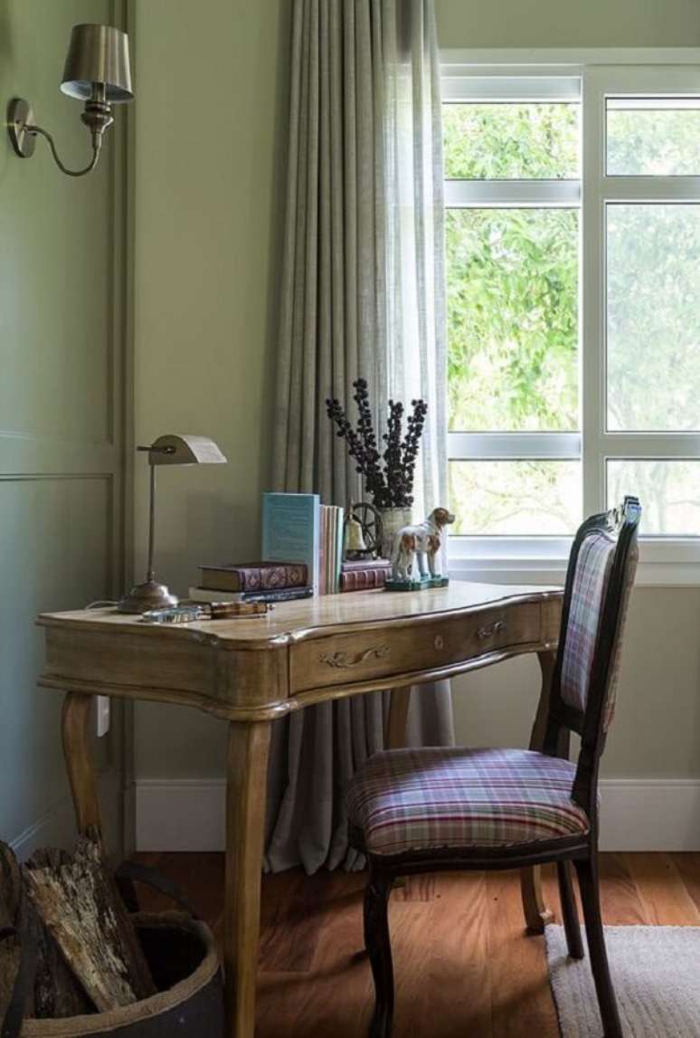 48. Escrivaninha antiga de madeira com acabamento delicado. Fonte: Casa de Valentina