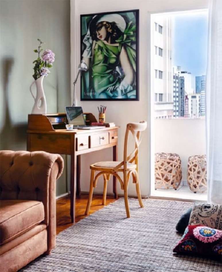 3. Na falta de espa&ccedil;o no quarto procure acomodar sua escrivaninha de madeira na sala. Fonte: Pinterest