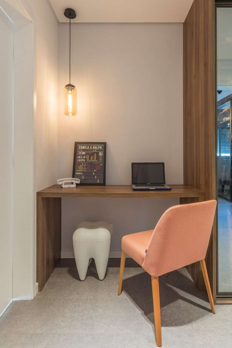 33. Escrivaninha de madeira feita sob medida para o espa&ccedil;o. Fonte: Idealizzare Arquitetos -Consultoria em projetos