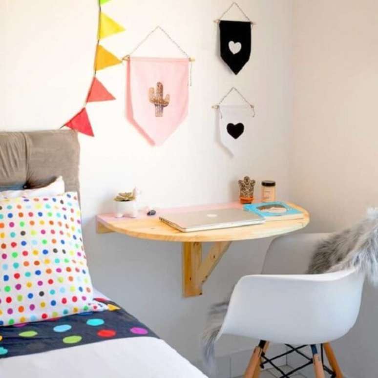 26. Escrivaninha de madeira r&uacute;stica suspensa em formato meia lua otimiza o espa&ccedil;o do quarto. Projeto por DIYcore com Karla Amadori