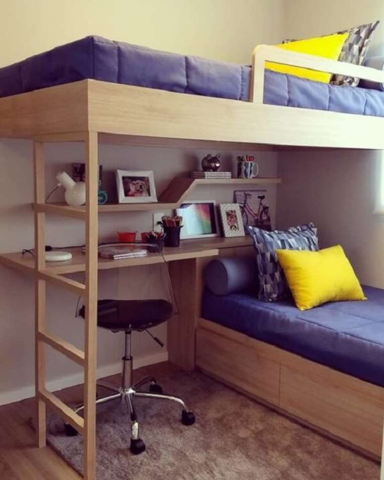 23. Modelo de beliche com escrivaninha de madeira suspensa. Fonte: Pinterest