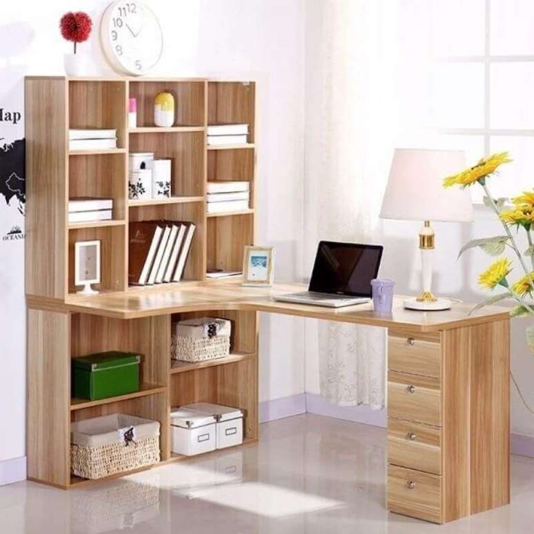 40. Escrivaninha de canto madeira com gaveteiros e nichos. Fonte: Pinterest