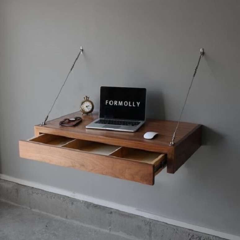 49. Até a escrivaninha de madeira maciça suspensa pode ter gavetas. Fonte: Formolly