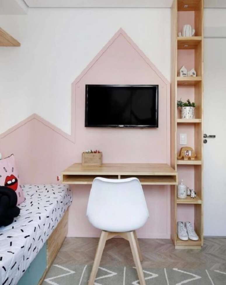 10. Reserve um espaço para acomodar uma linda escrivaninha de madeira para quarto. Projeto por Duda Senna