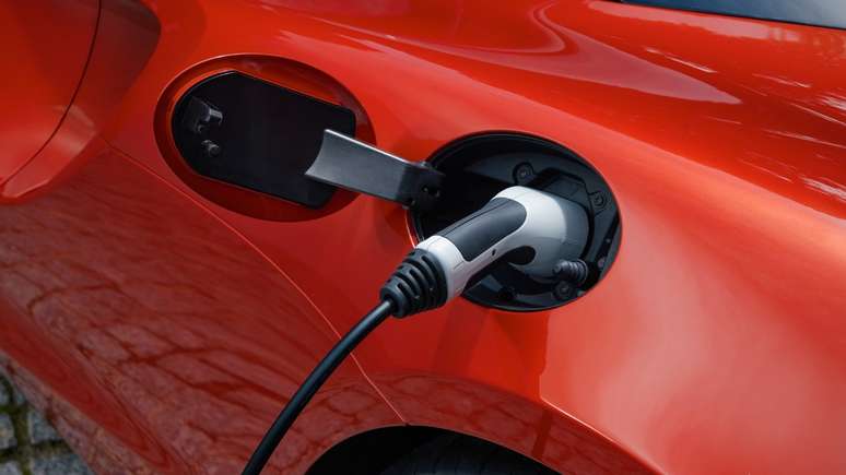 Utilizando um carregador padr&atilde;o EVSE, o Artura pode ser recarregado de 0 a 80% em apenas duas horas e meia. 