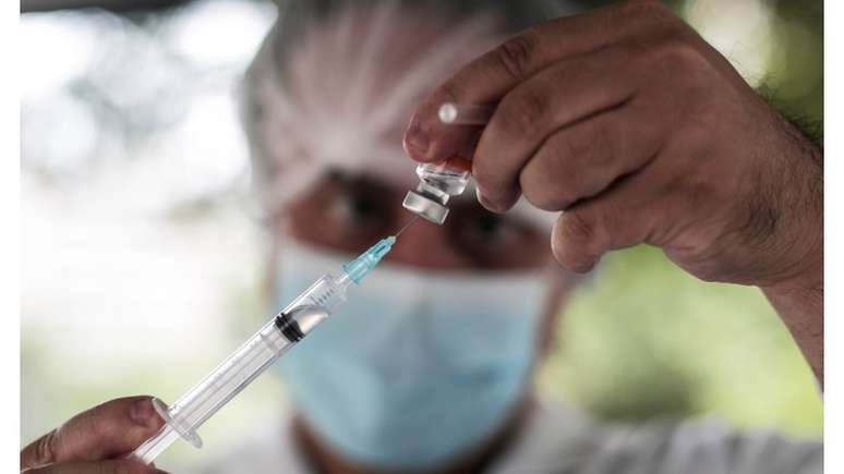 Segundo Gonzalo Vecina Neto, país poderia concluir imunização contra covid-19, se governo federal tivesse negociado com antecedência compra de vacinas, como fez o Chile