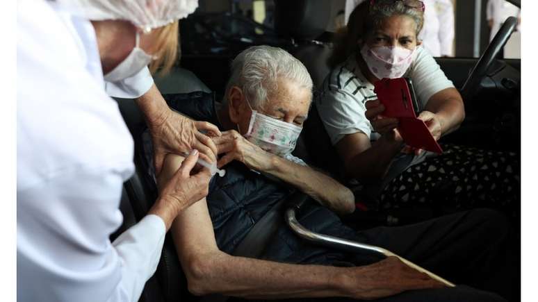 Vacina no Brasil teve início para grupos prioritários, como idosos com mais de 80 anos, mas não há, por enquanto, vacinas para atender a toda a população vulnerável