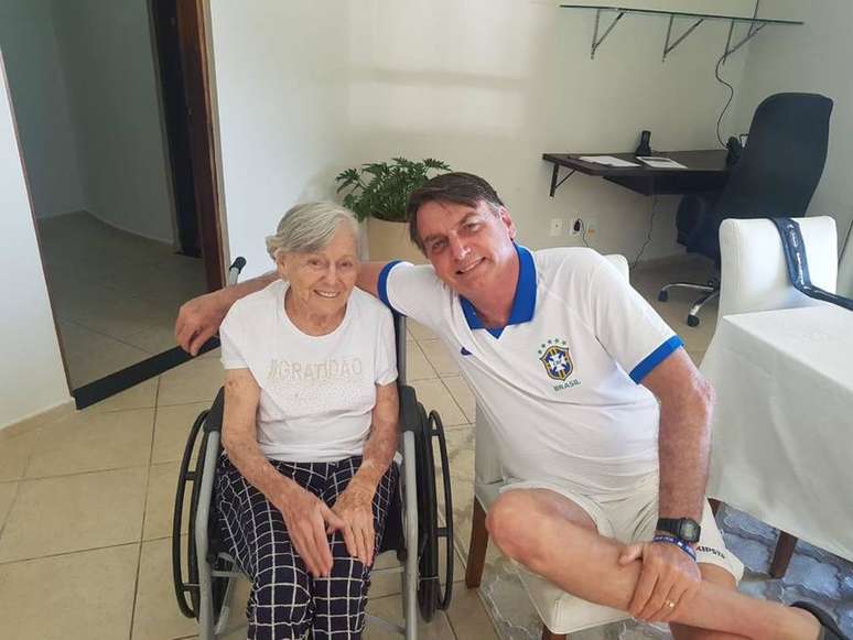 O presidente Jair Bolsonaro publica foto com a mãe, Olinda (20/4/2019)