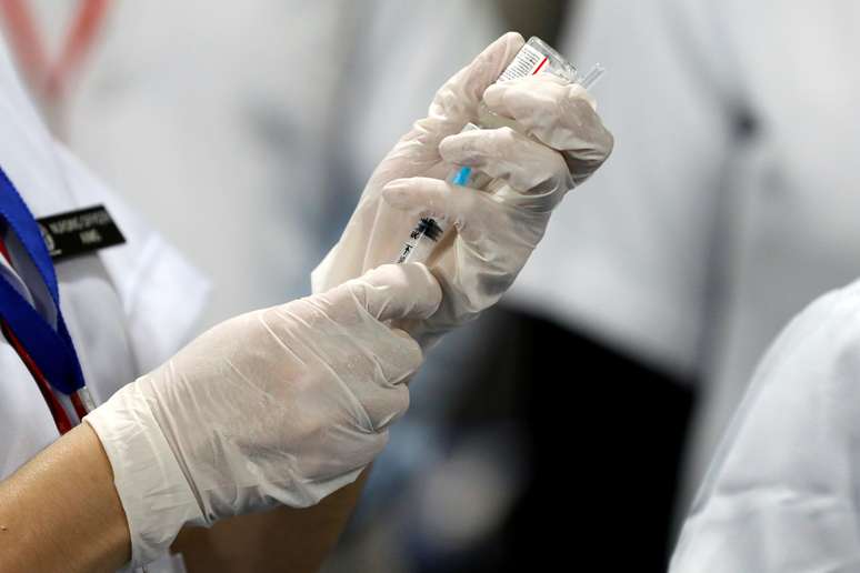 Técnica que não aplicou vacina pode pegar 13 anos de prisão16/01/2021 REUTERS/Adnan Abidi