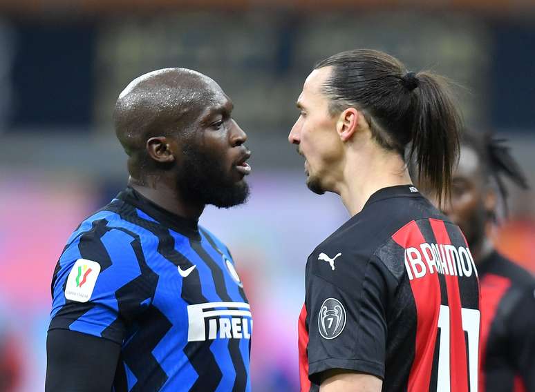 Romelu Lukaku e Zlatan Ibrahimovic discutem durante partida entre Inter de Milão e Milan pela Copa da Itália
26/01/2021 REUTERS/Daniele Mascolo