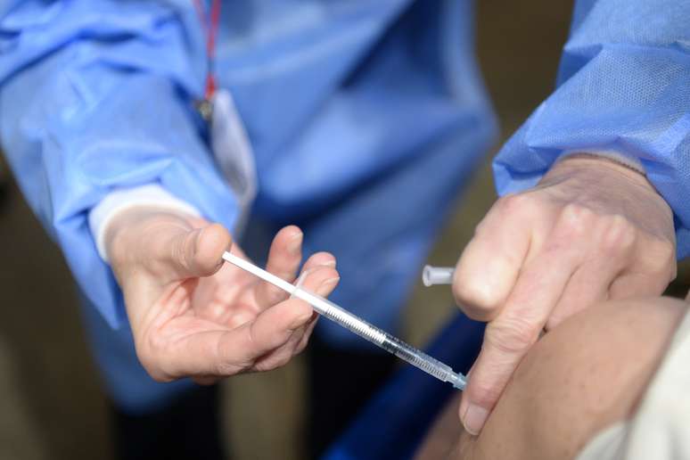 Enfermeira aplica dose de vacina da AstraZeneca em funcionário de hospital em Bruxelas, na Bélgica
18/02/2021
REUTERS/Johanna Geron