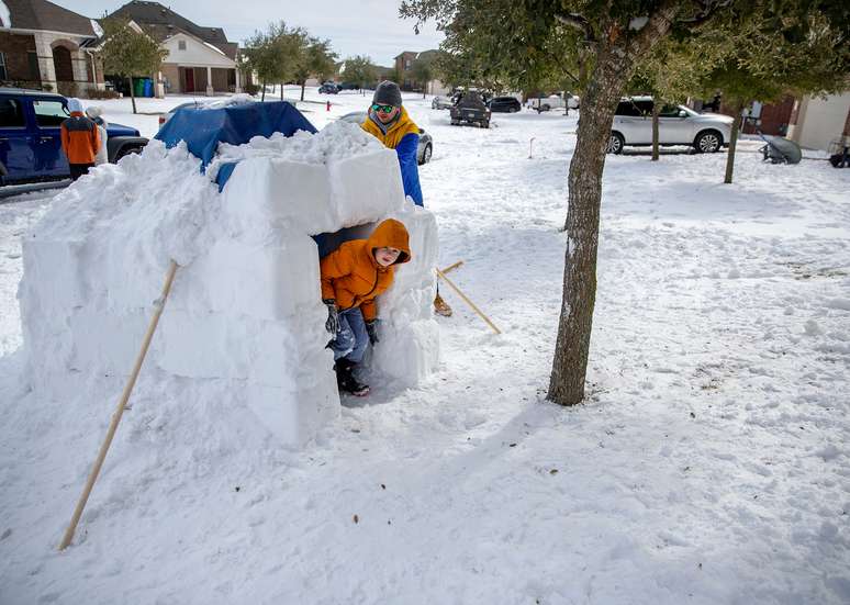 Brett Archibad brinca com o filho no quintal de sua casa em Pflugerville, no Texas
16/02/2021
Ricardo B. Brazziell/American-Statesman/USA Today Network via REUTERS