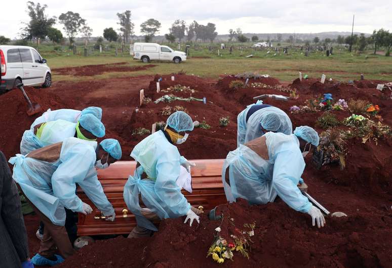 Enterro de vítima de Covid-19 na África do Sul
 6/1/2021   REUTERS/Siphiwe Sibeko