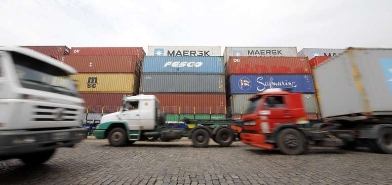 Caminh&otilde;es circulando pelo porto de Santos (SP) 
25/02/2015
REUTERS/Paulo Whitaker