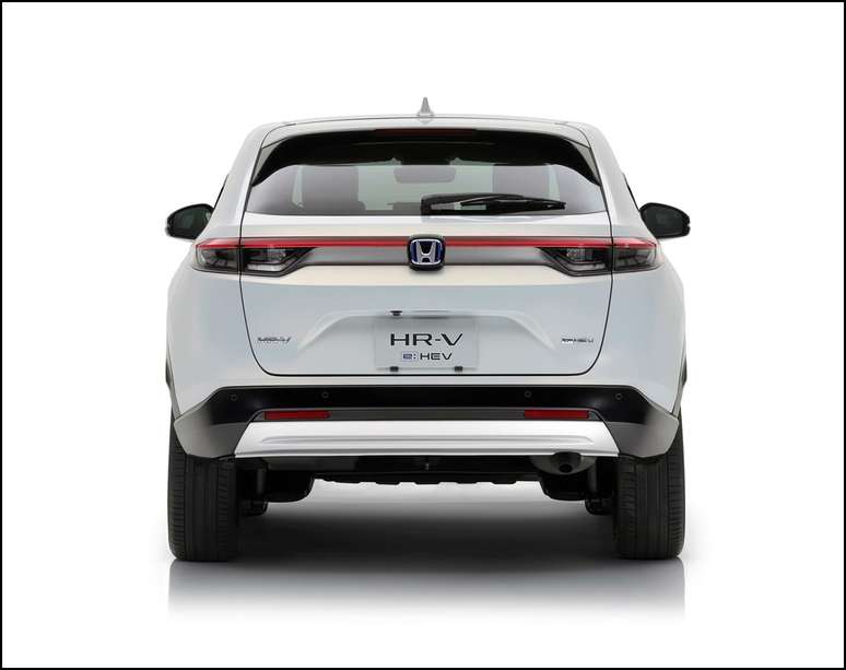 Novo Honda HR-V visto de traseira: motorização híbrida "e:HEV" aparece na tampa do porta-malas.